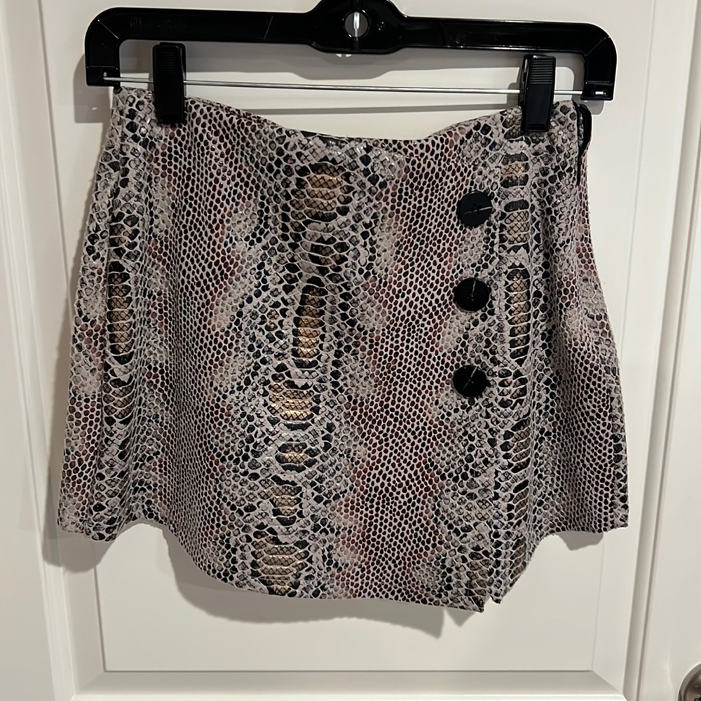 AKIRA skirt/skort animal print leather look fabric small